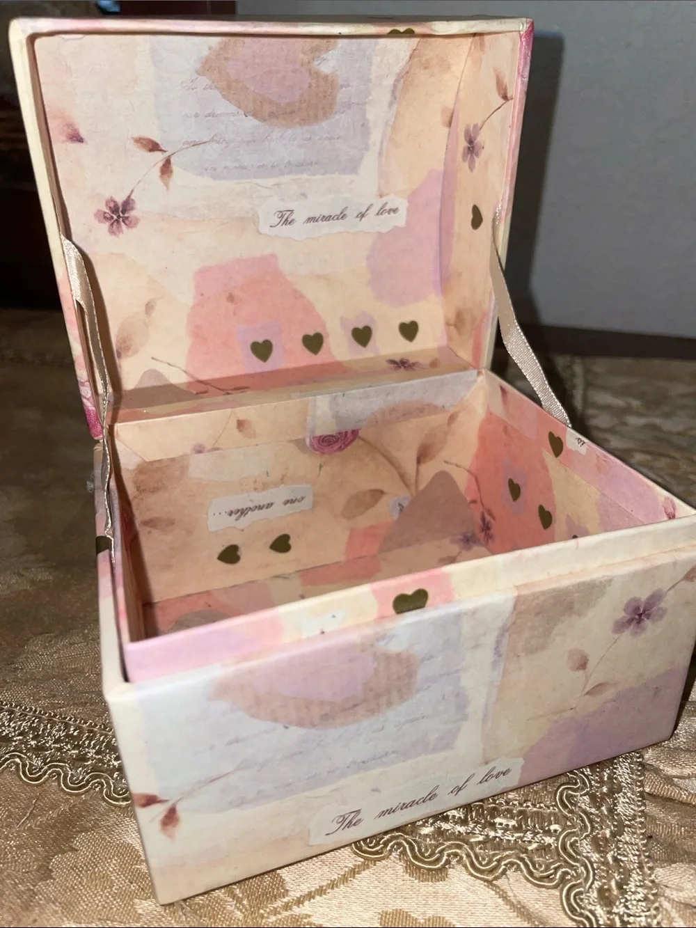 Vintage Tri-Coastal Designs, Inc.  botanical+ hearts Dome Keepsakes box. 5x4”